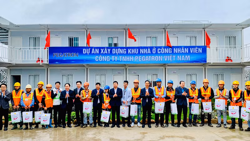 Bí thư Thành ủy Hải Phòng cùng các đồng chí lãnh đạo thành phố Hải Phòng trao quà Tết tặng công nhân lao động trên công trường xây dựng nhà ở công nhân.