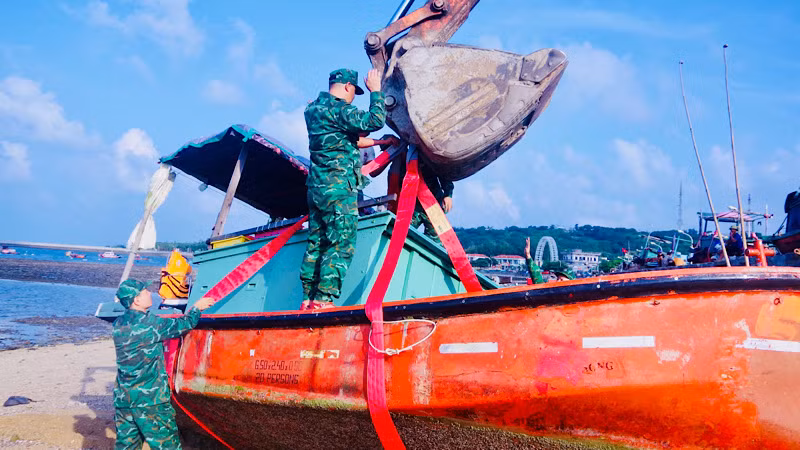 Lực lượng Bộ đội Biên phòng Bạch Long Vĩ đưa các phương tiện nhỏ lên bờ tránh bão.