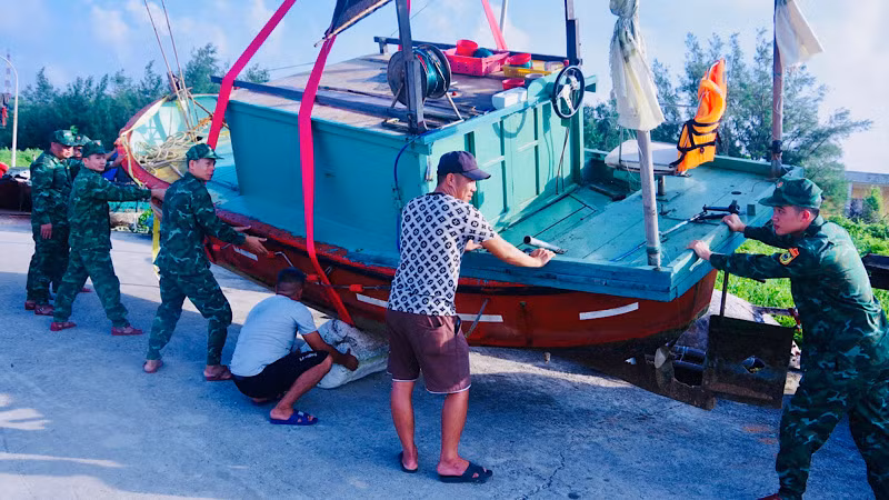 Đồn Biên phòng Bạch Long Vĩ huy động lực lượng giúp ngư dân đưa các phương tiện nhỏ lên bờ an toàn tránh bão số 3.