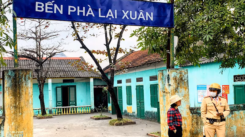 Bến phà Lại Xuân phía huyện Thủy Nguyên (Hải Phòng). Bến phà Lại Xuân phía huyện Thủy Nguyên (Hải Phòng).