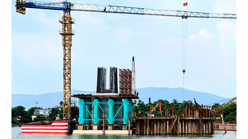 Cầu Lại Xuân đang được khẩn trương thi công. Cầu Lại Xuân đang được khẩn trương thi công.