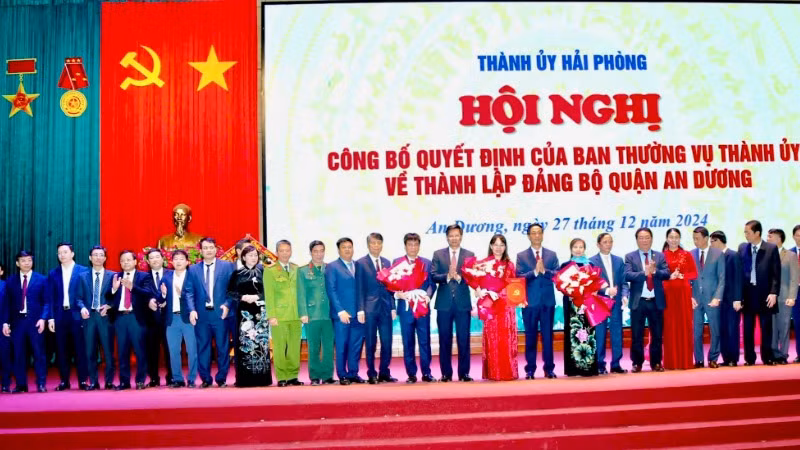 Lãnh đạo Thành ủy Hải Phòng trao Quyết định và chúc mừng Đảng bộ quận An Dương.