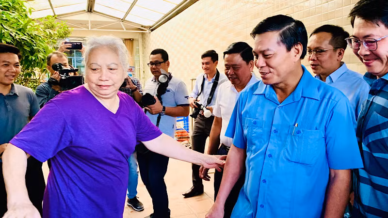 Chủ tịch Ủy ban nhân dân thành phố Hải Phòng gặp gỡ người dân trong vùng dự án phải di dời.