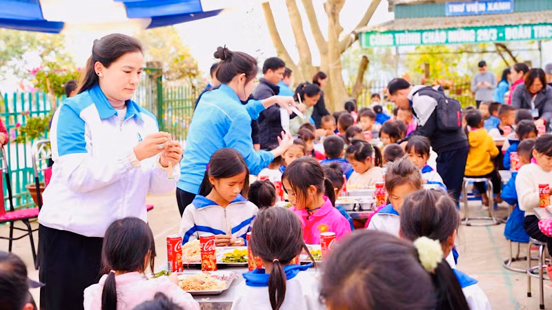 Tuổi trẻ Hải Phòng tổ chức chương trình Bữa ăn cho em tại Trường Phổ thông Dân tộc Bán trú - Tiểu học Xam Măn, xã Keo Lôm (huyện Điện Biên Đông).