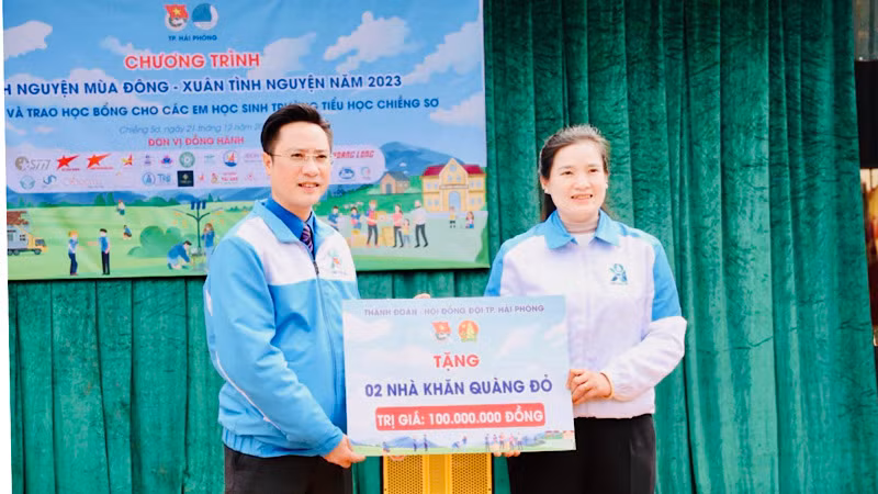 Lãnh đạo Thành đoàn Hải Phòng trao 2 nhà Khăn quàng đỏ tại xã Chiềng Sơ (huyện Điện Biên Đông).