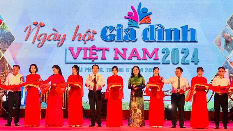 Lãnh đạo Bộ Văn hóa, Thể thao và Du lịch cùng lãnh đạo thành phố Hải Phòng cắt băng khai mạc Ngày hội Gia đình Việt Nam 2024.