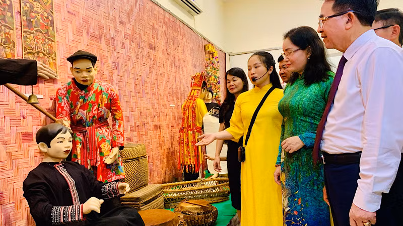 Các đồng chí lãnh đạo Bộ Văn hóa, Thể thao và Du lịch cùng thành phố Hải Phòng xem trưng bày hình ảnh “Nét đẹp trong văn hóa gia đình Việt Nam”.