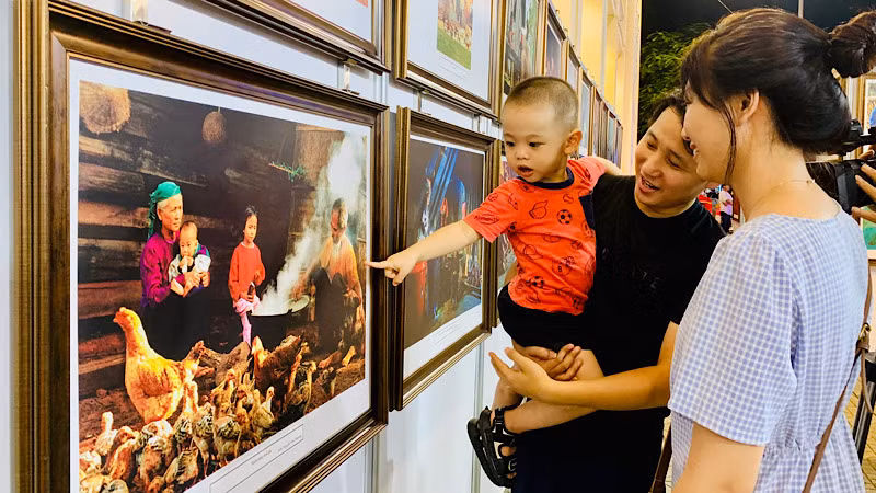 Đông đảo người dân và các gia đình trẻ đến dự và xem triển lãm hình ảnh về gia đình Việt Nam.