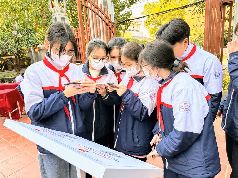 Các trường học hướng dẫn cho học sinh thực hiện các biện pháp phòng, chống dịch, nhất là đeo khẩu trang để ngăn Covid-19 lây lan.