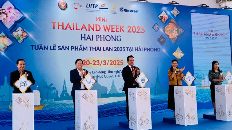 Các đại biểu nhấn nút khai mạc Tuần lễ sản phẩm Thái Lan tại Hải Phòng.