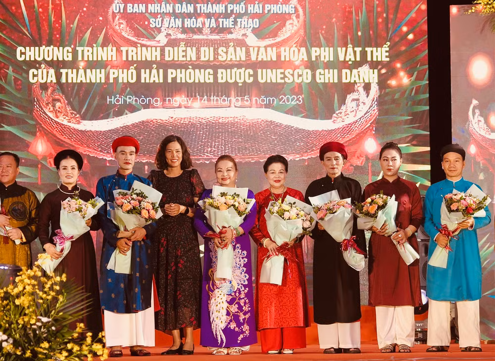 Lãnh đạo Sở Văn hóa-Thể thao Hải Phòng tặng hoa các nghệ nhân tham gia trình diễn.