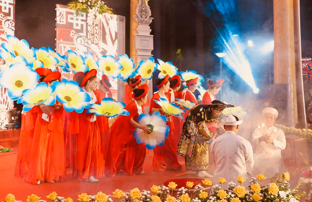 Trình diễn Thực hành tín ngưỡng thờ Mẫu Tam Phủ.