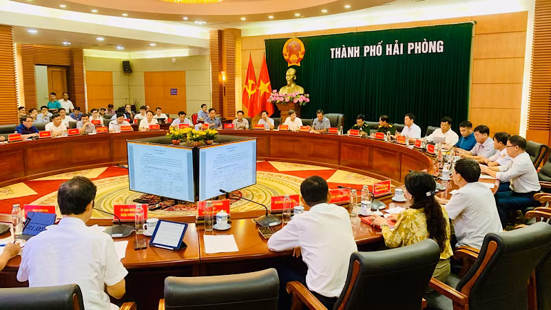 Chủ tịch Ủy ban nhân dân thành phố Hải Phòng Nguyễn Văn Tùng chủ trì họp khẩn với các cấp, các ngành, địa phương... về phòng, chống bão số 3.