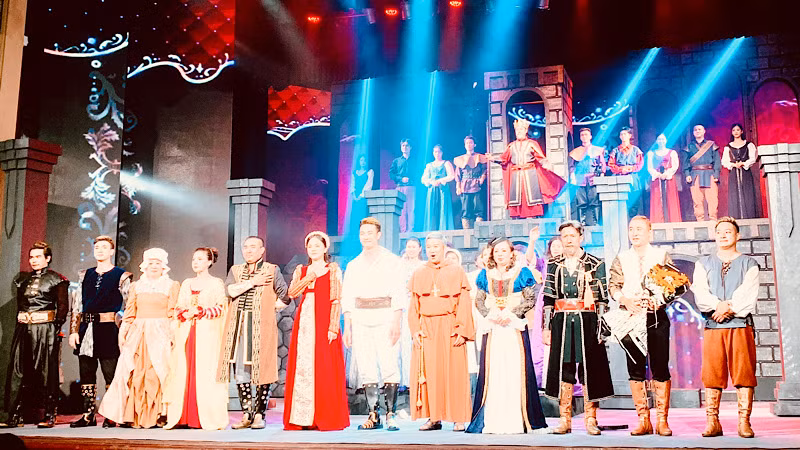 Các nghệ sĩ trình diễn vở "Romeo và Juliet" tại Nhà hát thành phố Hải Phòng.