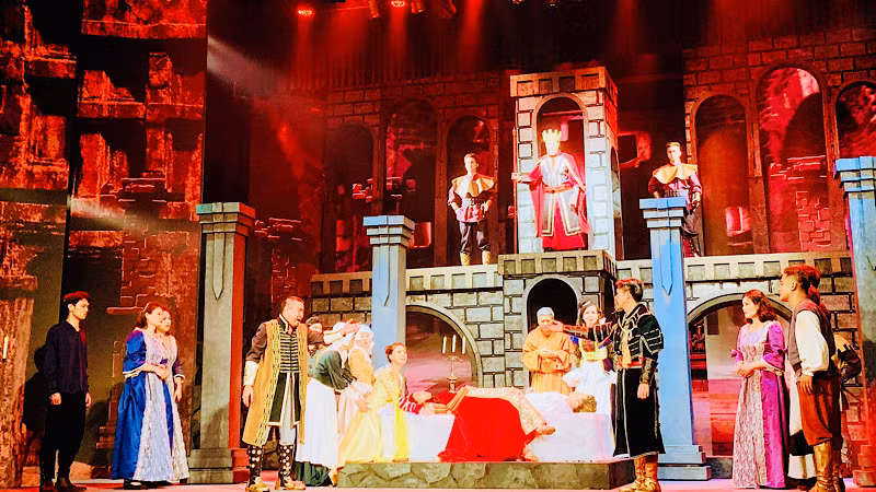 Hệ thống ánh sáng hiện đại cùng với màn hình led đã tạo nên hình ảnh sống động, cho khán giả cảm nhận được vẻ đẹp cổ kính của thành Verona.