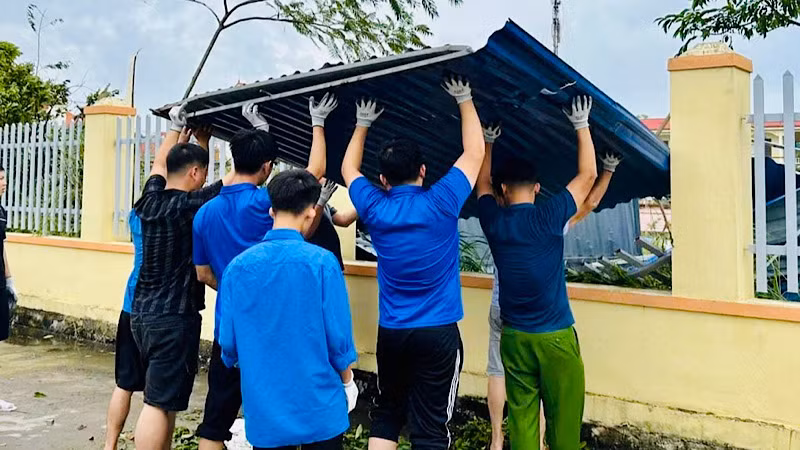 Đoàn viên thanh niên thu gom vật liệu phát sinh do bão.