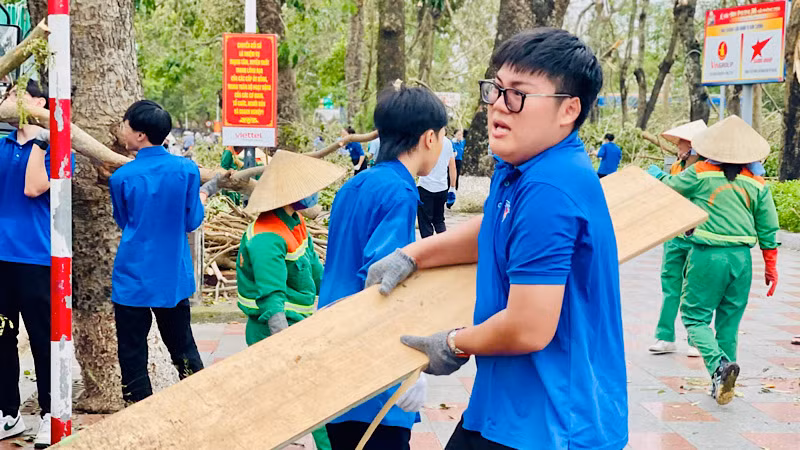 Đoàn viên thanh niên tham gia thu gom cành cây và rác thải phát sinh do bão tại khu vực trung tâm thành phố Hải Phòng.