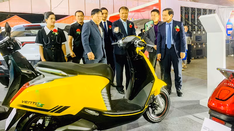 Các đại biểu tham quan các gian hàng tại hội chợ.