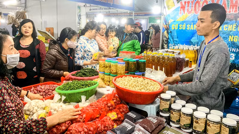 Đông đảo người dân đi mua sắm tại hội chợ.