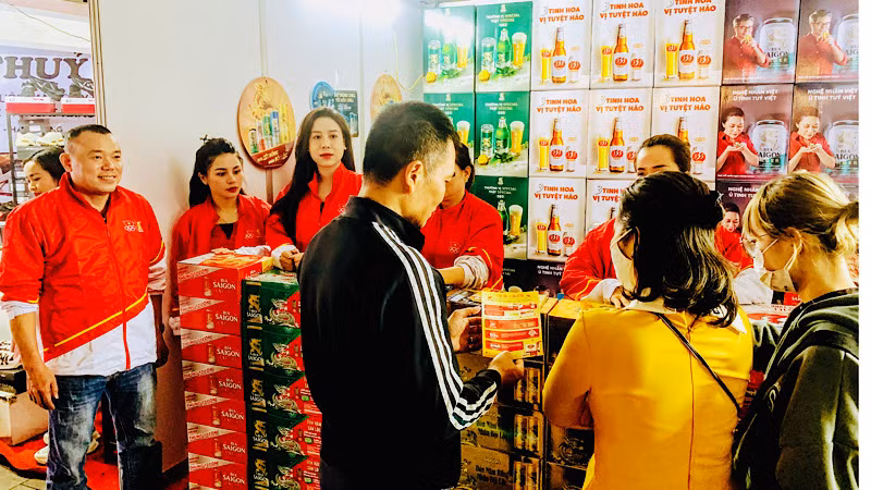 Các doanh nghiệp giới thiệu và kết nối tiêu thụ sản phẩm tại hội chợ.