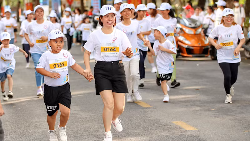 Phụ huynh học sinh cũng tham gia giải chạy cùng với các con.