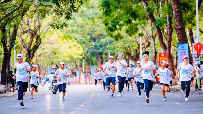 Học sinh các trường học tích cực tham gia giải chạy.