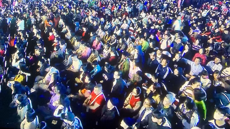 Quảng trường Nhà hát thành phố Hải Phòng chật kín người xem.