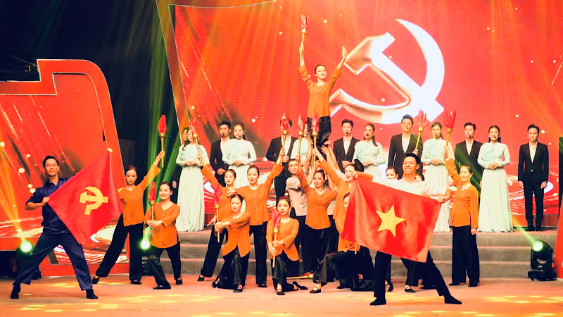 Các địa phương tổ chức các chương trình biểu diễn nghệ thuật phục vụ nhân dân.