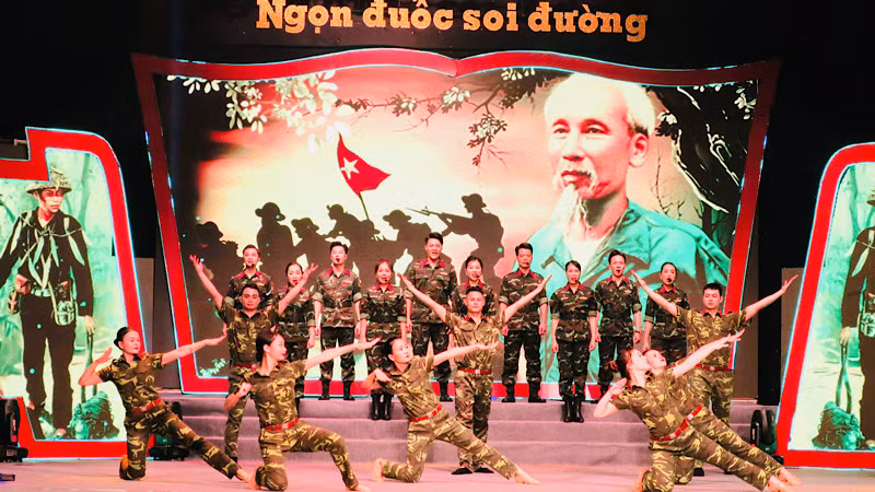 Công diễn chương trình nghệ thuật "Ngọn đuốc soi đường".