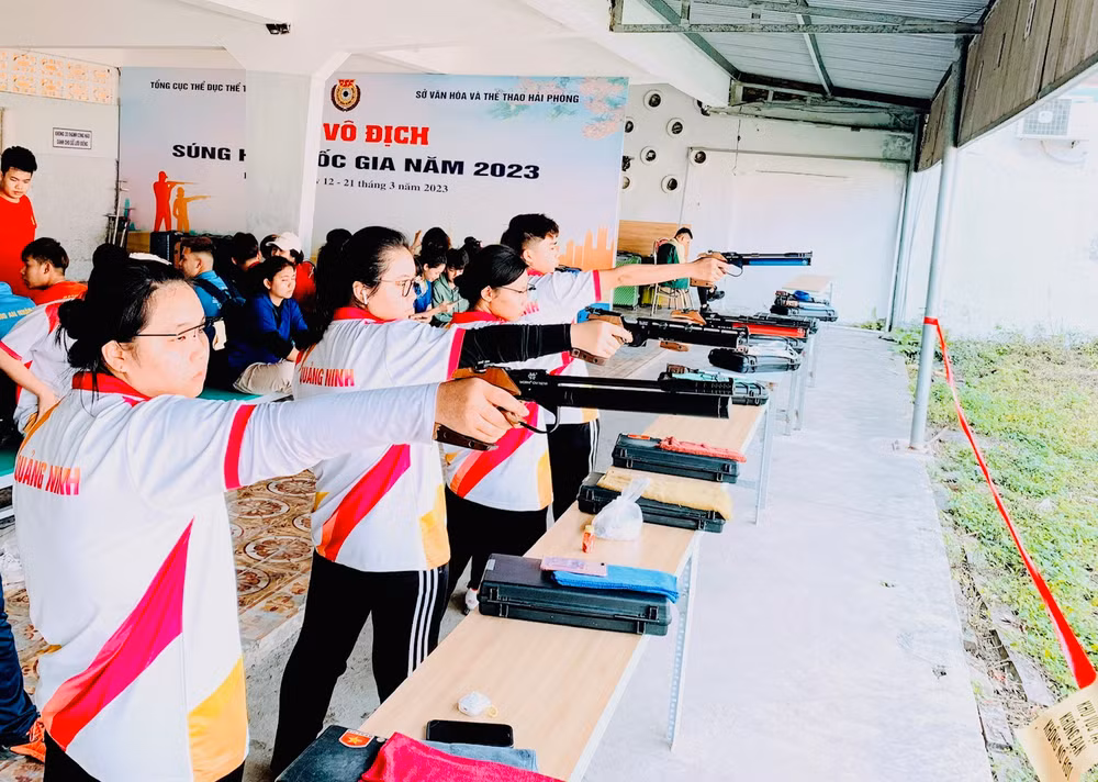 Các xạ thủ thi đấu môn súng ngắn hơi.