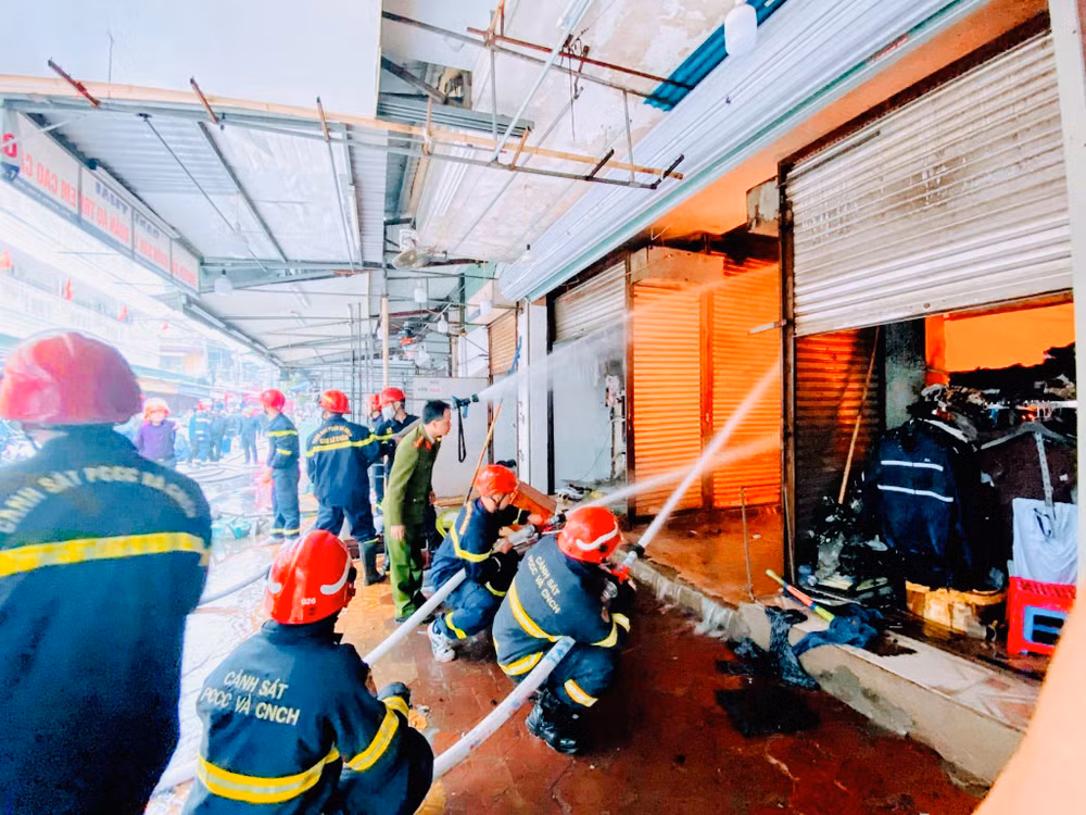 Lực lượng chữa cháy triển khai các biện pháp cứu chữa, ngăn cháy lan.