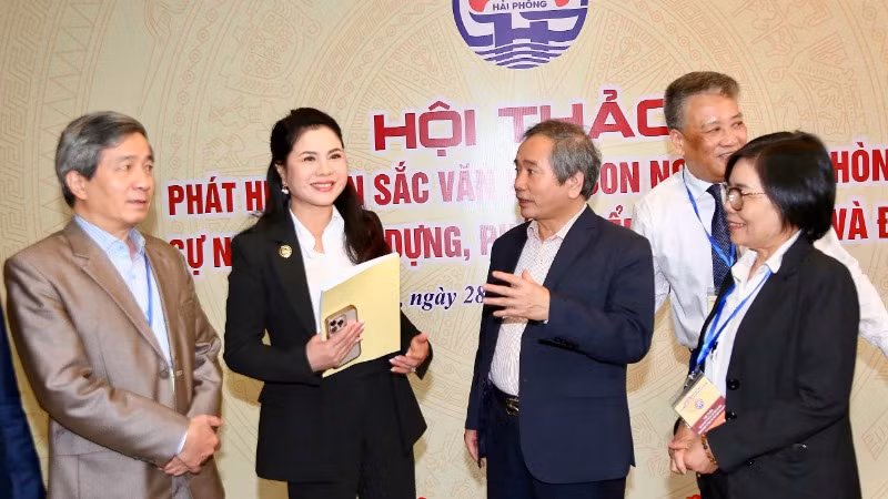 Các đại biểu, nhà khoa học trao đổi bên lề hội thảo.