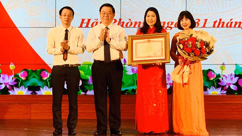 Đồng chí Nguyễn Trọng Nghĩa trao Bằng khen của Thủ tướng Chính phủ tặng Viện Dư luận xã hội (Ban Tuyên giáo Trung ương).