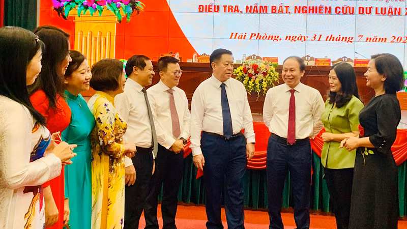 Đồng chí Nguyễn Trọng Nghĩa cùng các đại biểu trao đổi bên lề hội nghị.