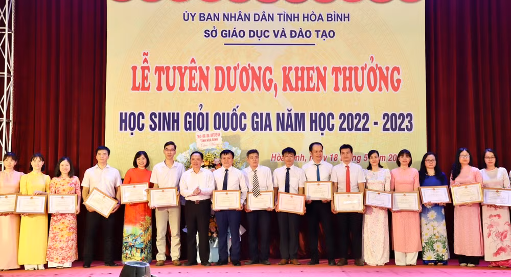 Chủ tịch Ủy ban nhân dân tỉnh Hòa Bình Bùi Văn Khánh (thứ 7 từ trái sang) trao Bằng khen cho các em học sinh giỏi Quốc gia năm 2022-2023.