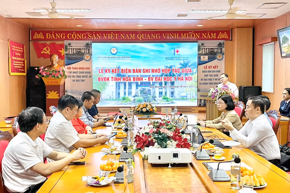 Các đại biểu tại Lễ ký kết biên bản ghi nhớ hợp tác.