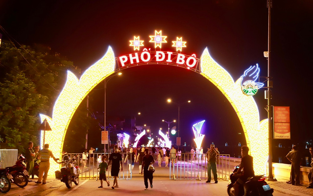 Điểm đầu phố đi bộ trên đê Đà Giang thuộc phường Đồng Tiến.