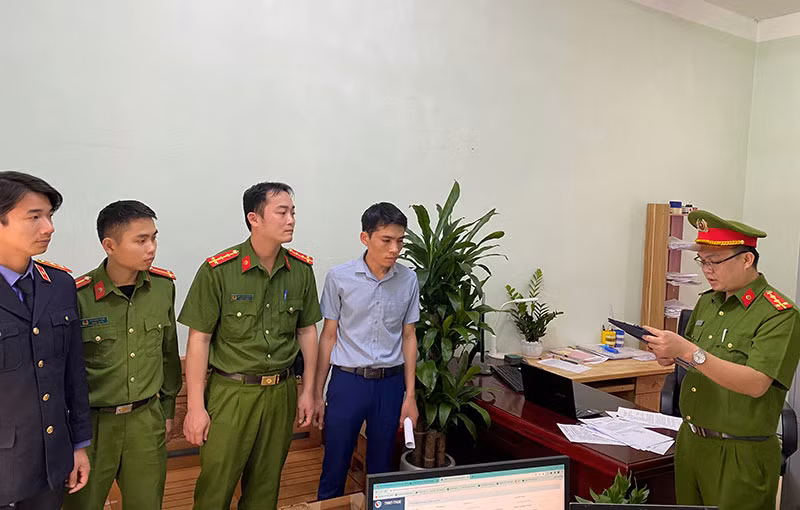 Cơ quan Công an huyện Kim Bôi đọc lệnh bắt tạm giam Bùi Sở Tự.