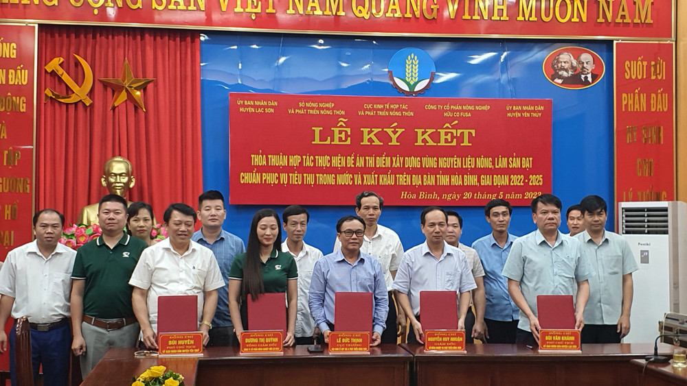 Đại diện 5 cơ quan tại lễ ký kết.