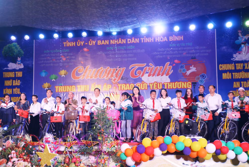 Đại diện các cơ quan Trung ương và lãnh đạo tỉnh Hòa Bình tặng xe đạp cho các em nhỏ có hoàn cảnh khó khăn.