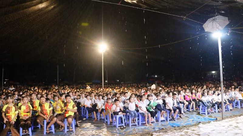 Đông đảo các em thiếu nhi huyện Cao Phong dự chương trình "Trung thu ấm áp - trao gửi yêu thương.
