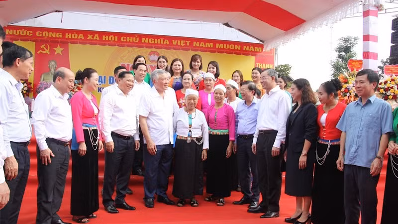 Đồng chí Nguyễn Hòa Bình (giữa) cùng lãnh đạo tỉnh và bà con nhân dân tại Ngày hội Đại đoàn kết dân tộc khu dân cư Phố Re.