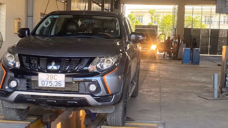 Ngày đầu tiên Trung tâm đăng kiểm Hòa Bình hoạt động trở lại, lượng xe đến đăng kiểm không đông, không xảy ra tình trạng ùn ứ.