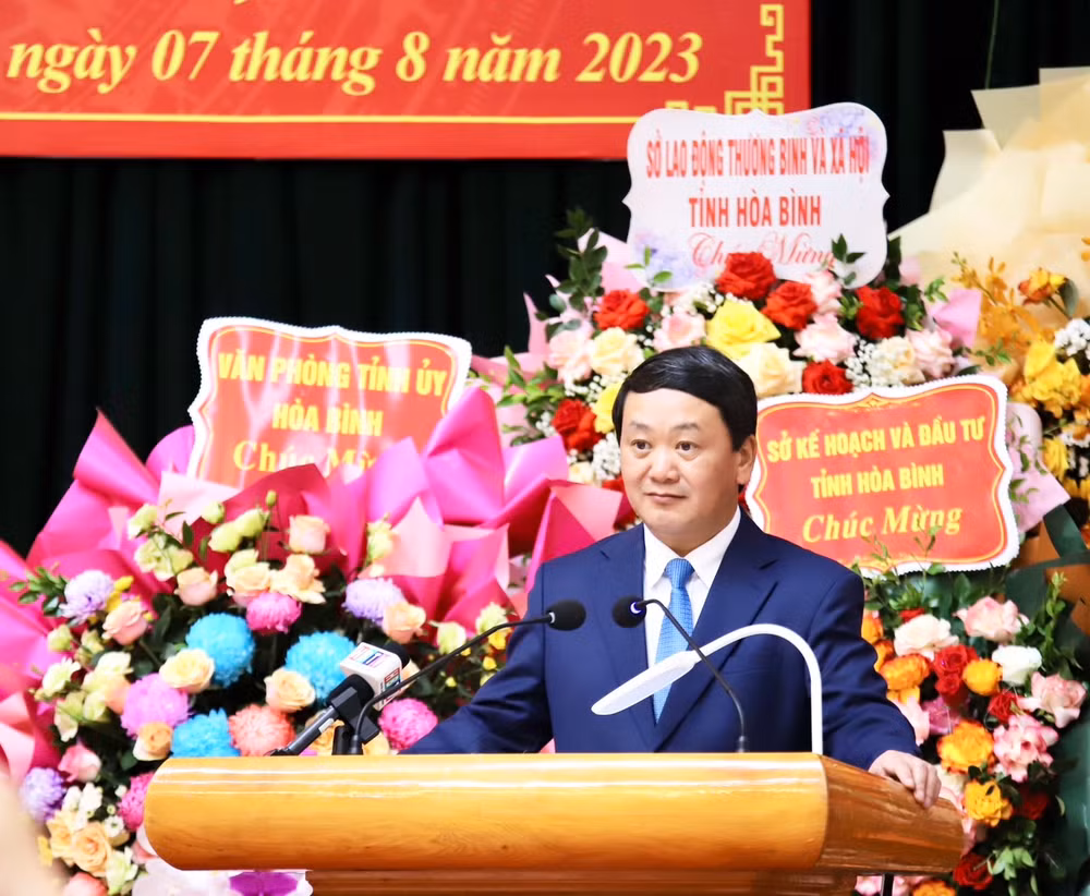 Đồng chí Hầu A Lềnh phát biểu tại buổi lễ.