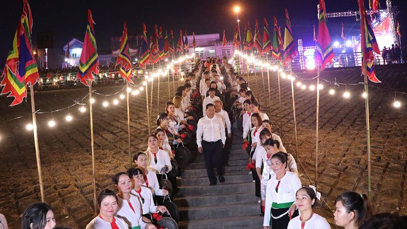 Lãnh đạo tỉnh Hòa Bình (giữa) dự lễ cầu ngư và thả hoa đăng trên sông Đà.