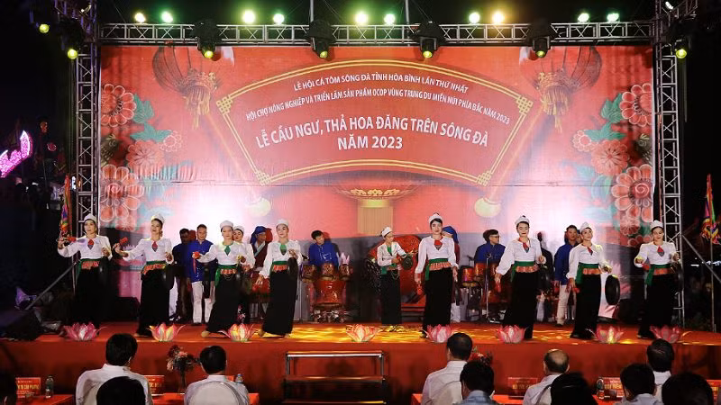 Nhiều tiết mục văn nghệ mang bản sắc nơi xứ Mường Hòa Bình tại lễ khai trương phố đi bộ.