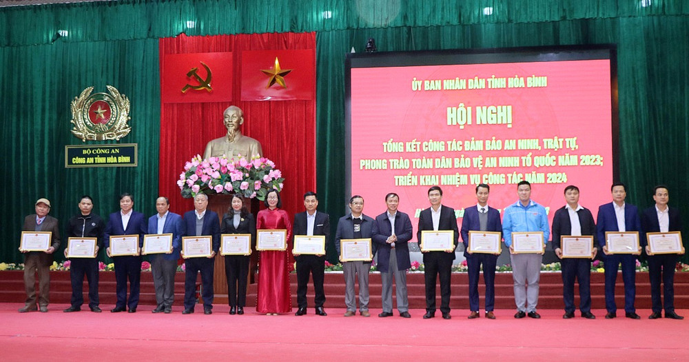Chủ tịch Ủy ban nhân dân tỉnh Hòa Bình Bùi Văn Khánh trao bằng khen cho các tập thể, cá nhân có thành tích xuất sắc trong phong trào bảo vệ an ninh Tổ quốc năm 2023.