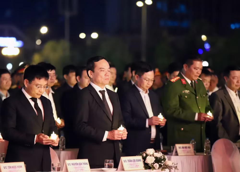 Phó Thủ tướng Trần Lưu Quang cùng các đại biểu dành một phút tưởng niệm các nạn nhân tai nạn giao thông.