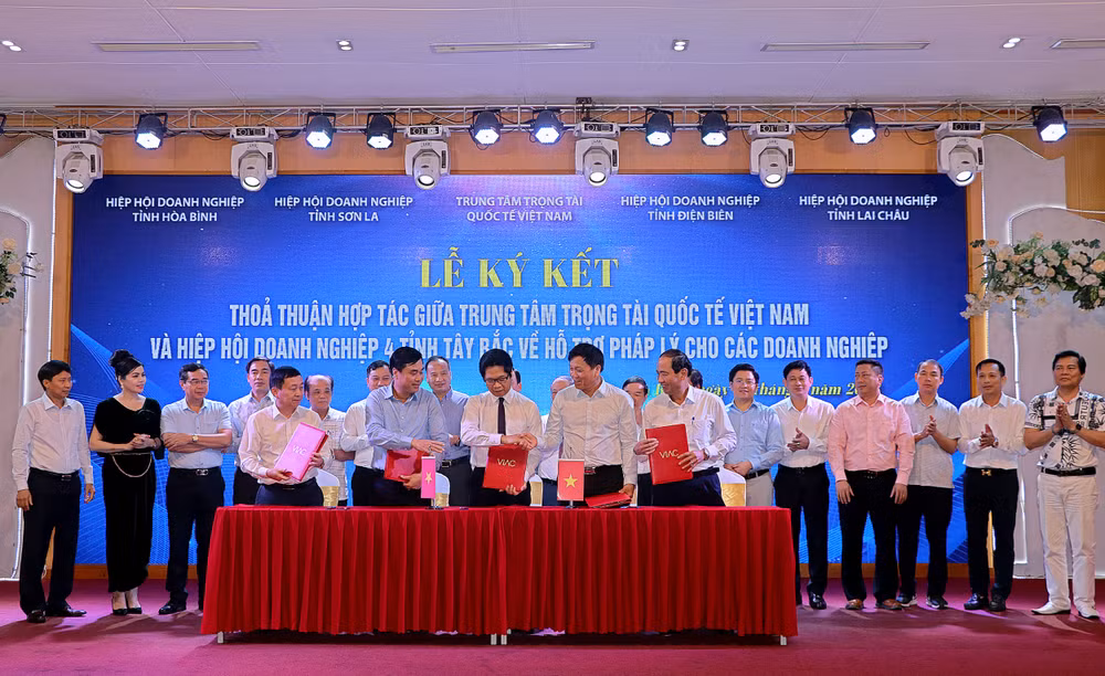 Ký kết thỏa thuận hợp tác giữa Trung tâm Trọng tài quốc tế Việt Nam và Hiệp hội doanh nghiệp 4 tỉnh Tây Bắc về hỗ trợ pháp lý cho các doanh nghiệp tại Hòa Bình.