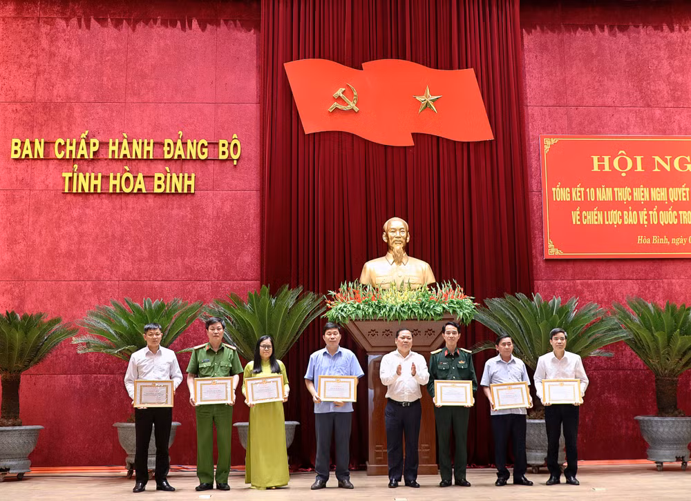 Bí thư Tỉnh ủy Hòa Bình Nguyễn Phi Long tặng bằng khen cho các tổ chức Đảng có thành tích xuất sắc trong 10 năm thực hiện Nghị quyết Trung ương 8 khóa XI về Chiến lược bảo vệ Tổ quốc trong tình hình mới.